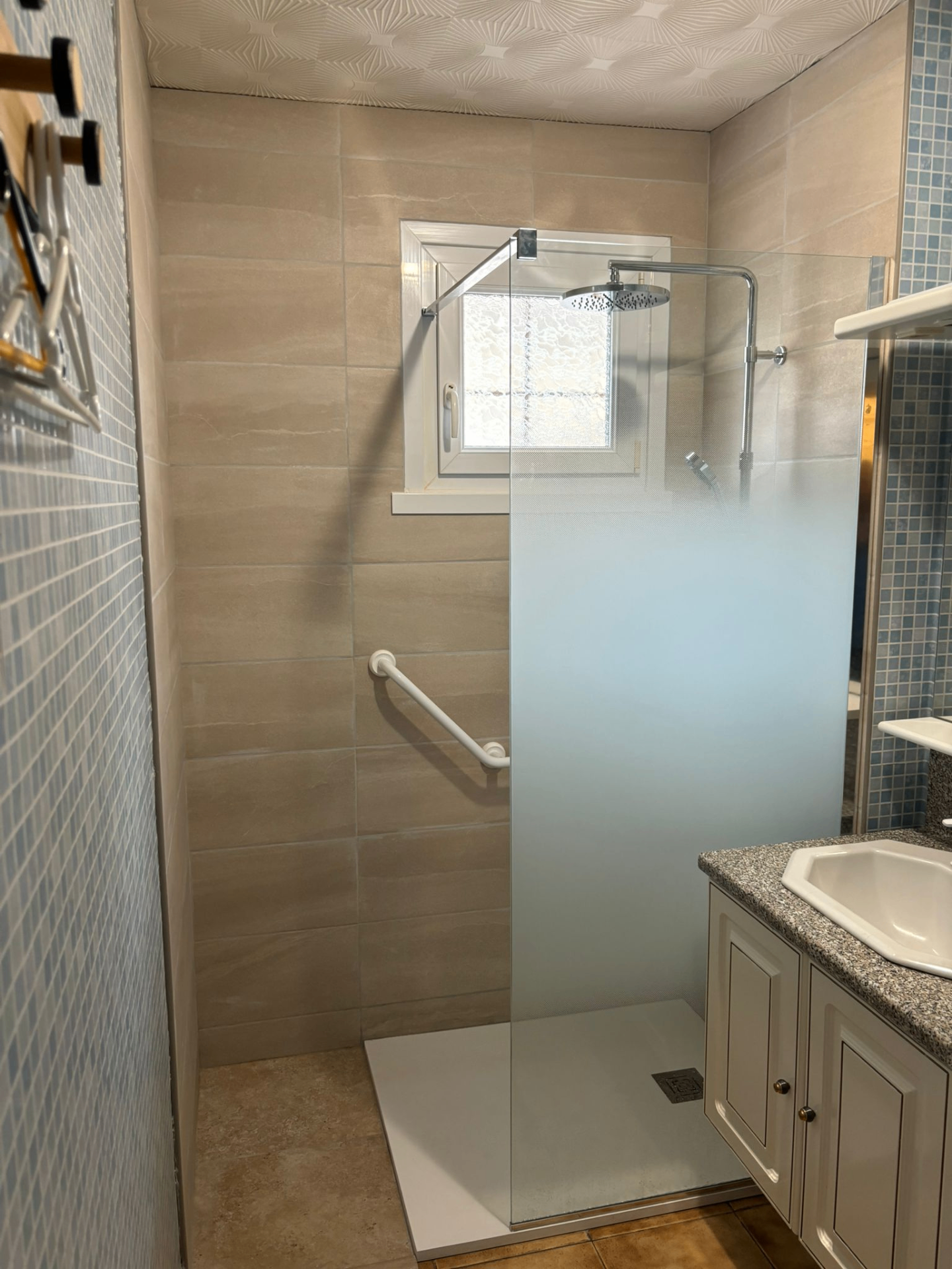 Douche à l'italienne PMR avec barre d'appui — réalisation DLR Chauffage